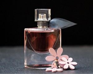 perfume-2142824_1280-auto_width_800_0